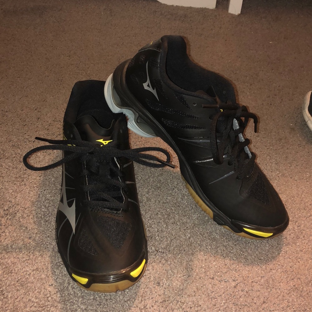 BRAND NEW Mizuno Volleyball shoes